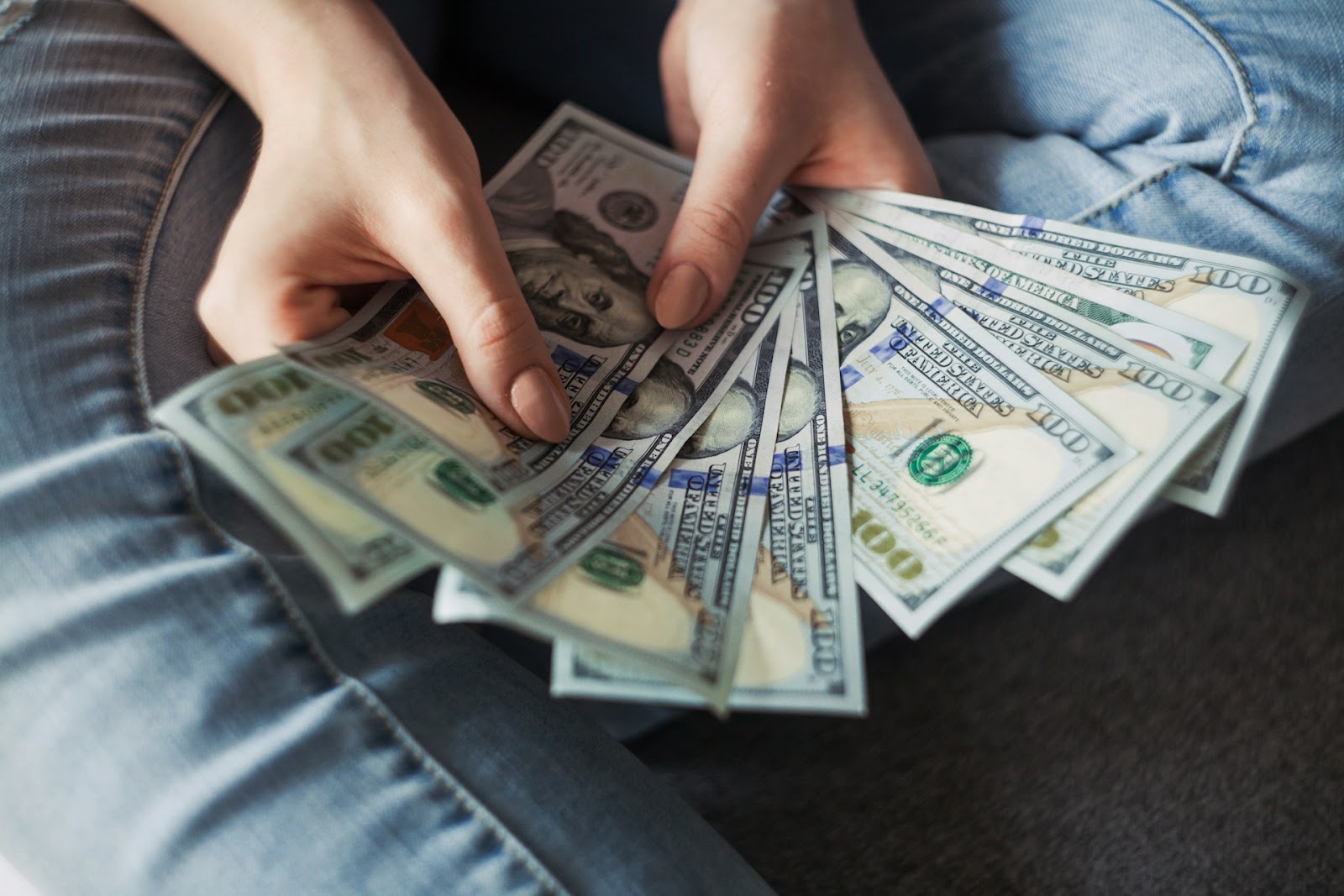 Деньги под залог техники: как работает механизм